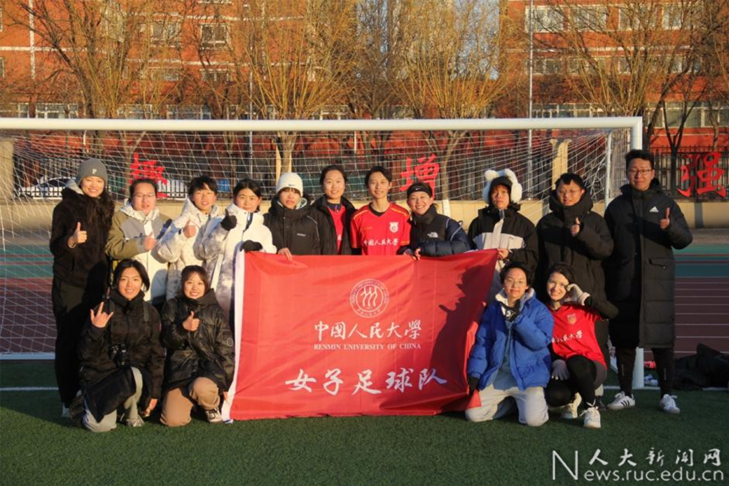 关于足球联赛女队队员共同奋斗，展现团结拼搏精神的信息