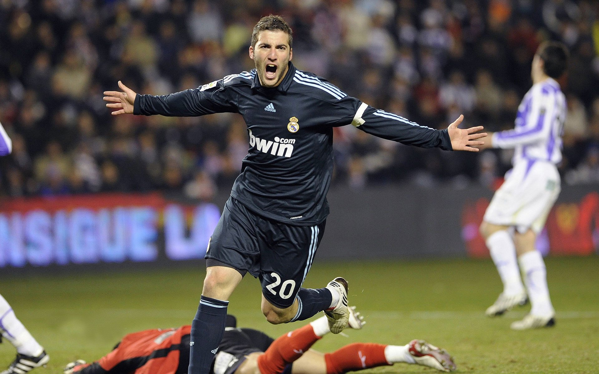 周末世俱杯焦点战！山东泰山迎战密尔沃基雄鹿，血战或上演